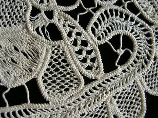 ANTIQUE HANDWORK OLD WORLD TRADITION ECRU NEEDLELACE DOILY RUNNER 8 x 