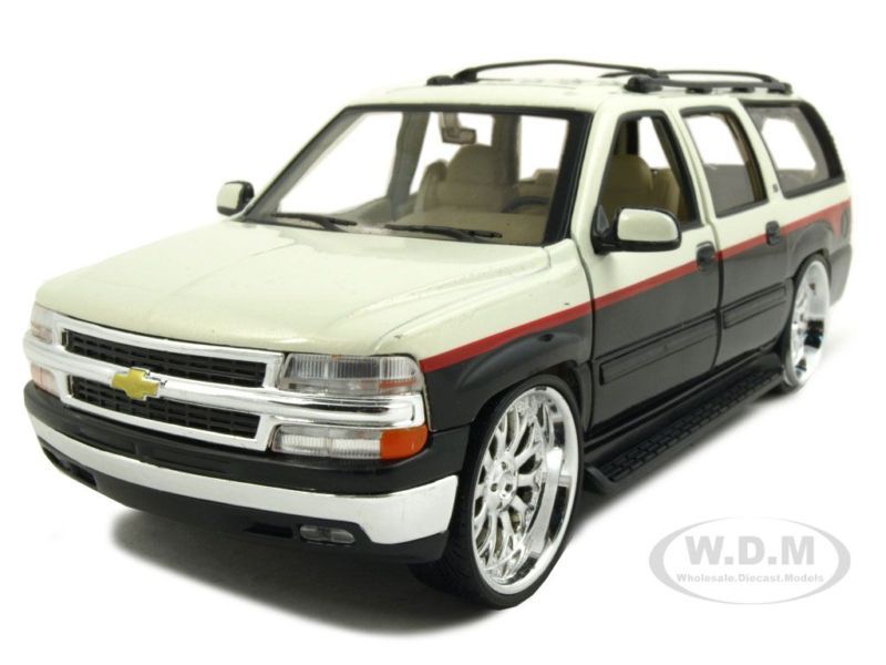 2001 CHEVROLET SUBURBAN CUSTOM WHITE/BLACK 124 DIECAST  